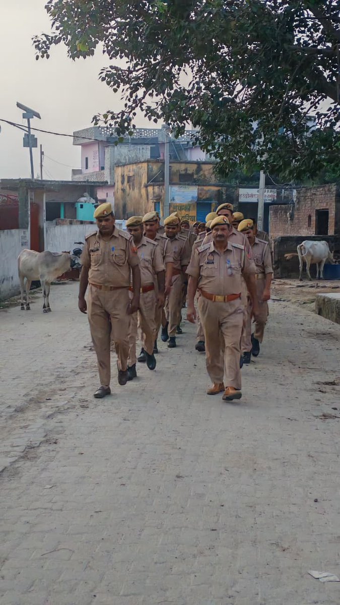 budaunpolice's tweet photo. #SSP_BDN के निर्देशन में शान्ति व्यवस्था के दृष्टिगत जनपद में शान्ति/सुरक्षा एवं कानून व्यवस्था को सुदृढ़ बनाये रखने हेतु #थाना_हजरतपुर  पुलिस द्वारा क्षेत्र के मुख्य मार्गो व भीड़भाड़ वाले स्थानो पर #footpatrolling एवं संदिग्ध वाहन/व्यक्तियों की चेकिंग की गई। https://t.co/7IU3F1OaMp