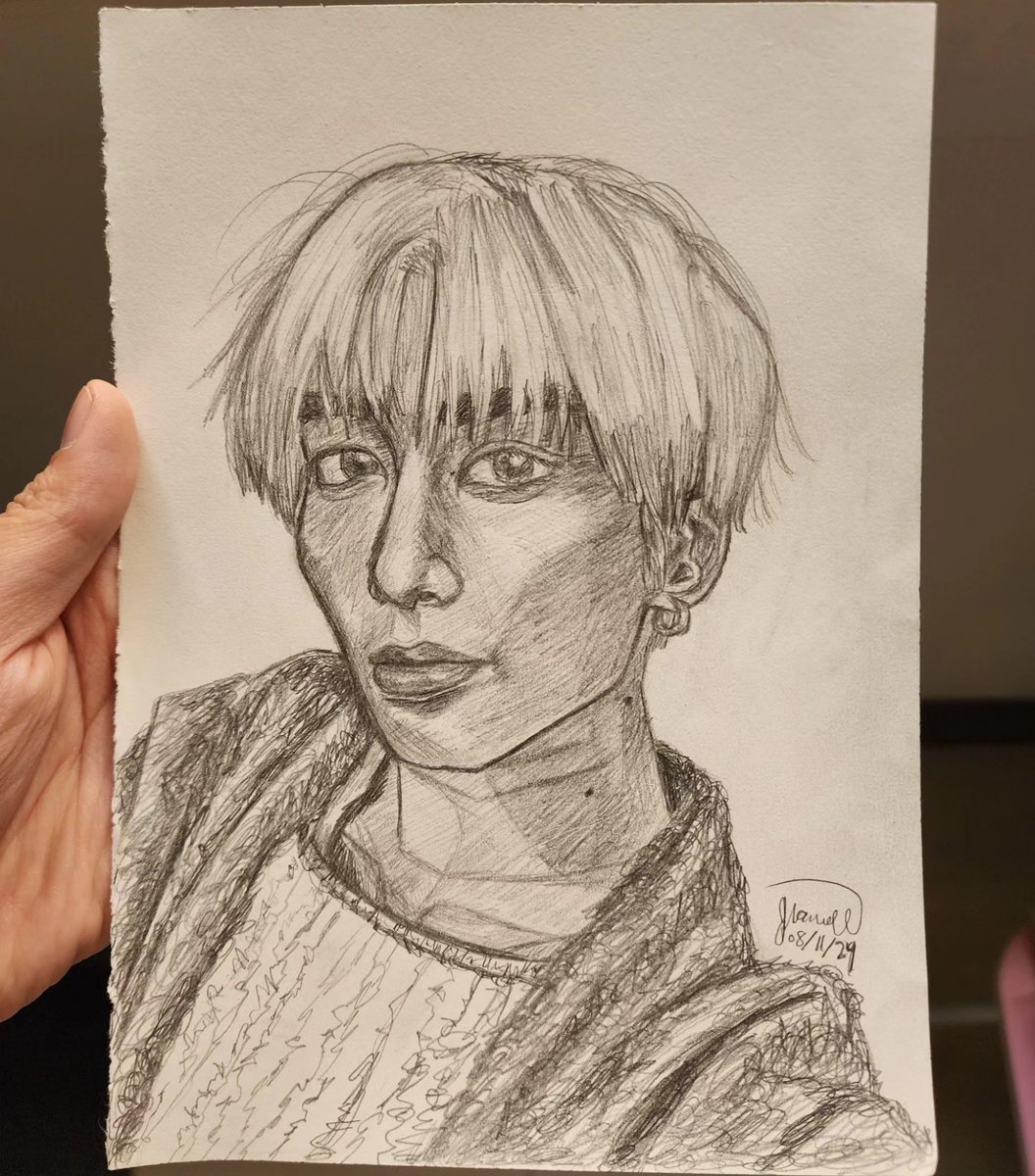 Fatfa2945's tweet photo. Celebrating my 22nd birthday by drawing nonstop. I finally nailed Tae’s look from this selca! https://t.co/eoukedK5ky