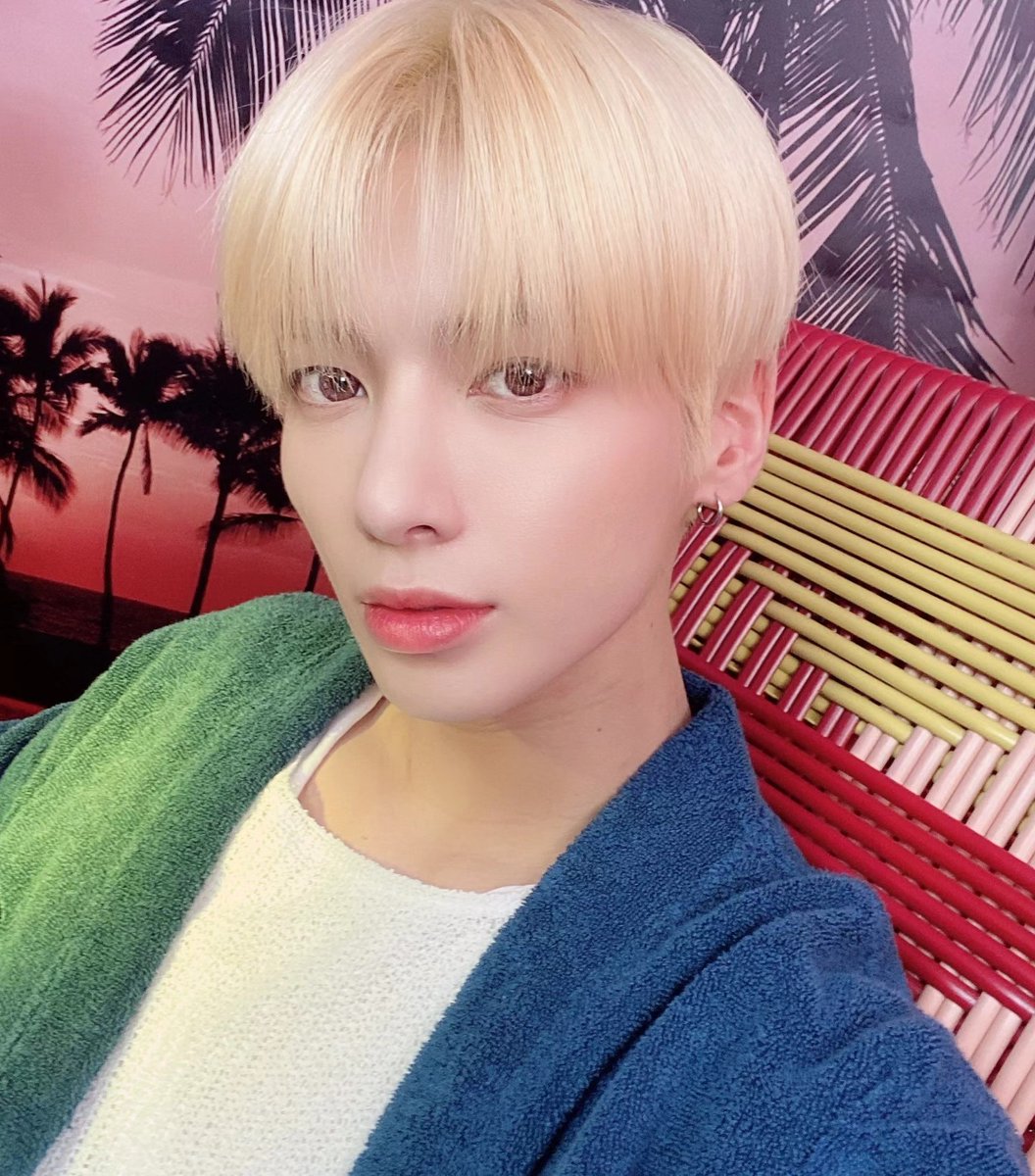Fatfa2945's tweet photo. Celebrating my 22nd birthday by drawing nonstop. I finally nailed Tae’s look from this selca! https://t.co/eoukedK5ky