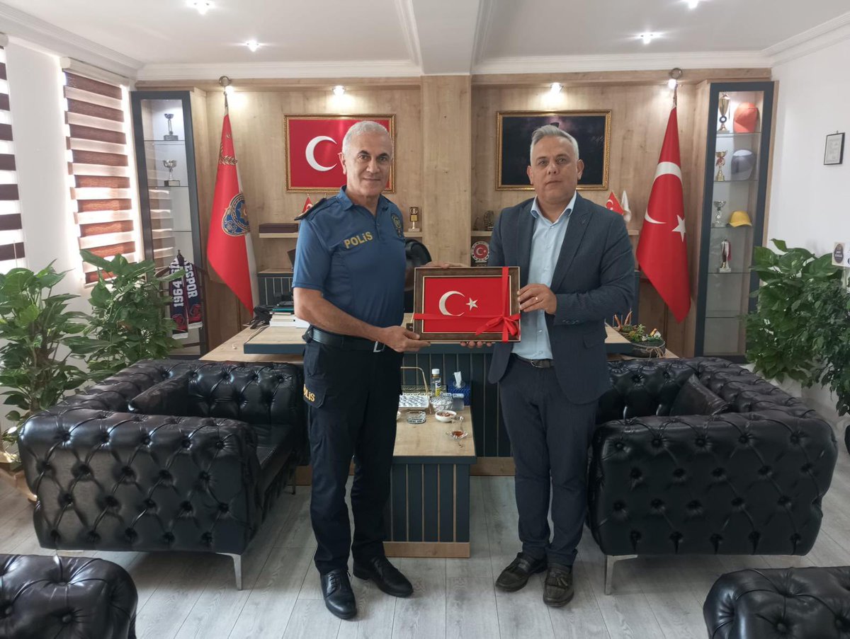 SilifkeArGe's tweet photo. İlçe Millî Eğitim Müdüründen İlçe Emniyet Müdürüne Hayırlı Olsun Ziyareti

İlçe Millî Eğitim Müdürü Sayın Fevzi Kültiğin Eroğlu, Silifke İlçe Emniyet Müdürü 2. Sınıf Emniyet Müdürü Sayın Tuncer Topal’ı makamında ziyaret ederek yeni görevinde hayırlı olsun dileklerini iletti.

Ziyarette, kurumlar arası iş birliği ve koordinasyonun önemine vurgu yapıldı.
@MersinMEM @Muhammed0744 @kltiinerolu