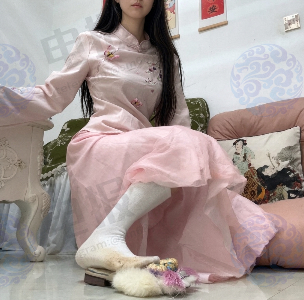 2yw899's tweet photo. 我呢是个爱翻旧物的怀旧女孩，也会惦记软乎乎的绣花虎头鞋。也会囤几双舒服的白棉袜。身为汉服爱好者，也喜欢琢磨传统小物件同时也是个吃货🤤闲暇时间还爱好读书，打造属于自己的原味生活感！ https://t.co/POkZeuDOaA