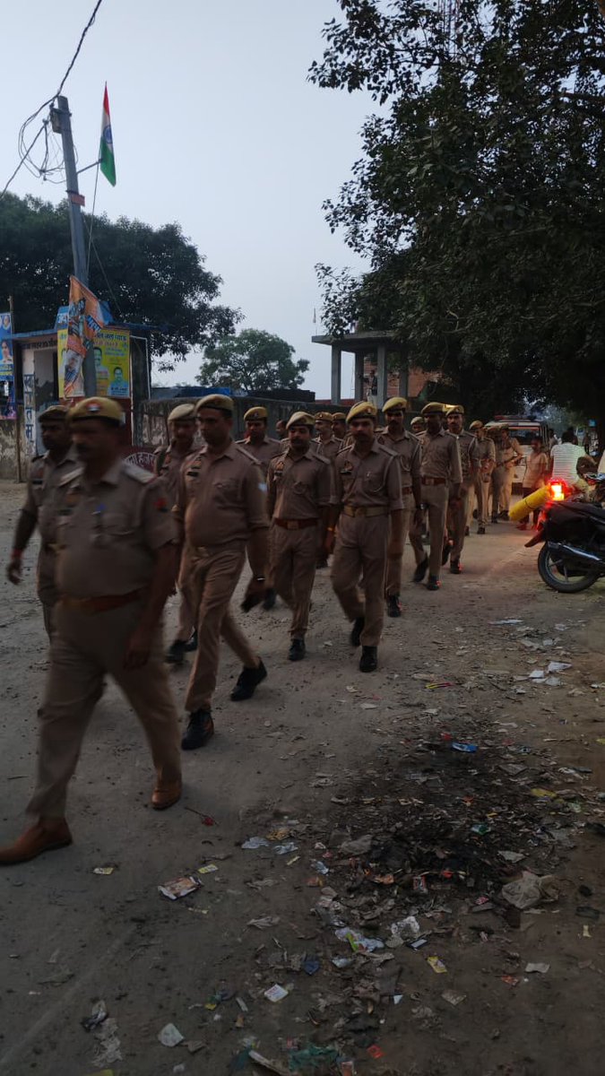 budaunpolice's tweet photo. #SSP_BDN के निर्देशन में शान्ति व्यवस्था के दृष्टिगत जनपद में शान्ति/सुरक्षा एवं कानून व्यवस्था को सुदृढ़ बनाये रखने हेतु #थाना_हजरतपुर  पुलिस द्वारा क्षेत्र के मुख्य मार्गो व भीड़भाड़ वाले स्थानो पर #footpatrolling एवं संदिग्ध वाहन/व्यक्तियों की चेकिंग की गई। https://t.co/7IU3F1OaMp