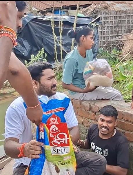 JaikyYadav16's tweet photo. स्टूडियों में बैठकर बड़ी बड़ी बातें करना और जमीन पर जाकर सेवा करना दोनों में बहुत अन्तर है।

इस बार रौशन आनंद यादव सर ने खान सर को तगड़ा आईना दिखाया है,

खान सर हजारों बहनों से तो राखी बंधवा लिए और Reel बनवा के अपनी छवि भी चमका लिए,

लेकिन जब उन्ही बहनों का परिवार आज बाढ़ से पीड़ित है उनके पास खाने के लिए कुछ भी नहीं फिर भी आप स्टूडियों से बाहर नहीं निकल रहे हैं।

आप से लाख गुना बेहतर तो रौशन आनंद सर हैं जो बाढ़ पीड़ित लोगों की लगातार मदद कर रहे हैं।