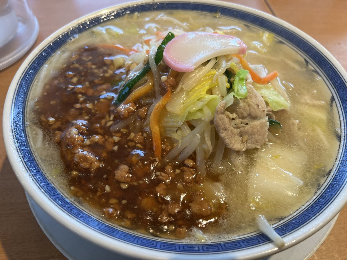 tantakatan4's tweet photo. 小田原タンメン@小田原タンメン総本店 神奈川県小田原市 モチモチ平打ち太麺、ニンニクの効いた、野菜の旨みたっぷりの塩スープ、もやし・白菜・人参・蒲鉾・豚肉・肉餡。通常のタンメンに肉餡を加えて旨味が増してる。美味かった https://t.co/X5lclrhb0M