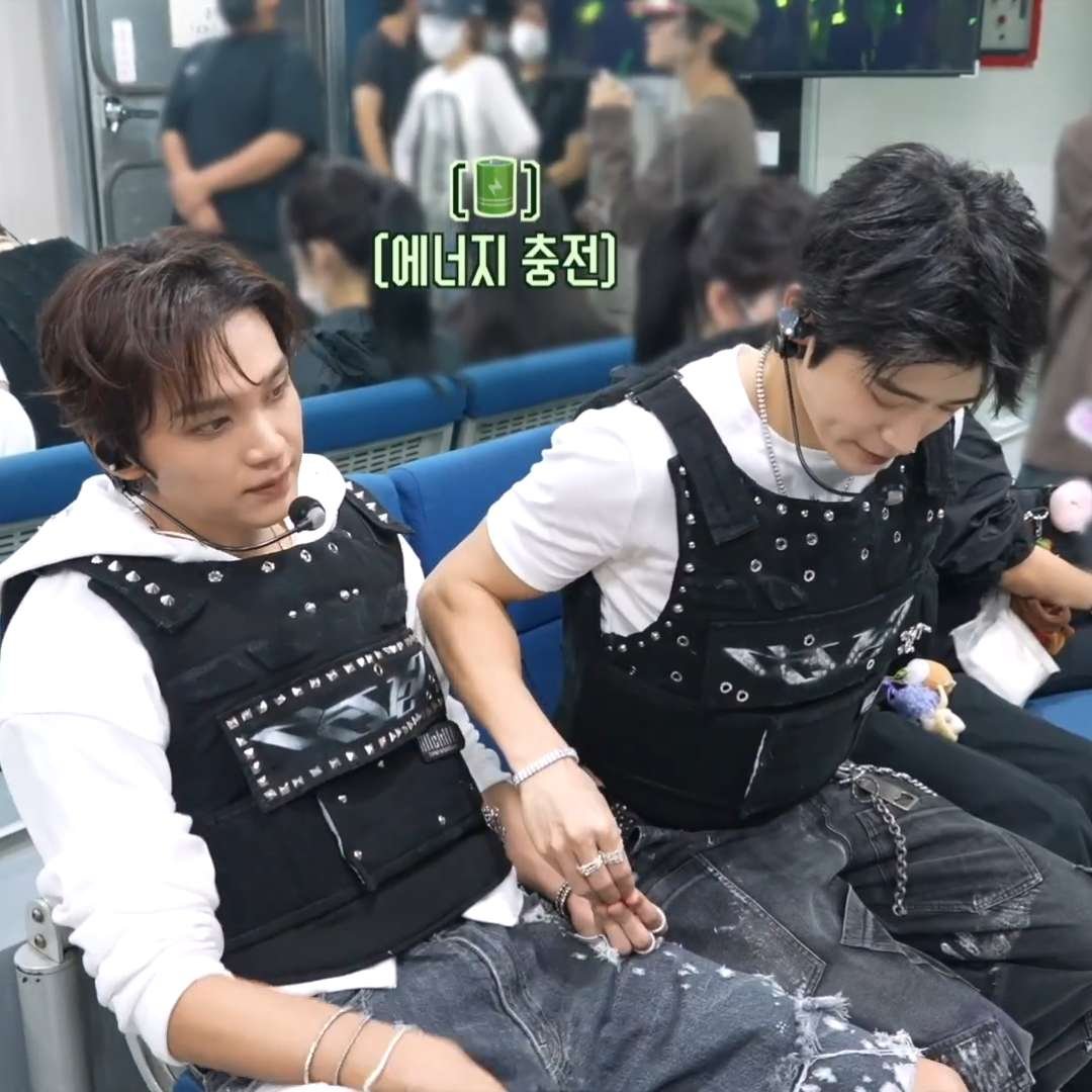 haechan_chanhae's tweet photo. 만두손 하루에 몇번하는데요ㅠㅋㅋㅋㅋㅋㅋㅋ
해찬이는 계속 손 끌고오고 재현이는 가만히 있는게 귀엽다 https://t.co/oilZd6FtgK