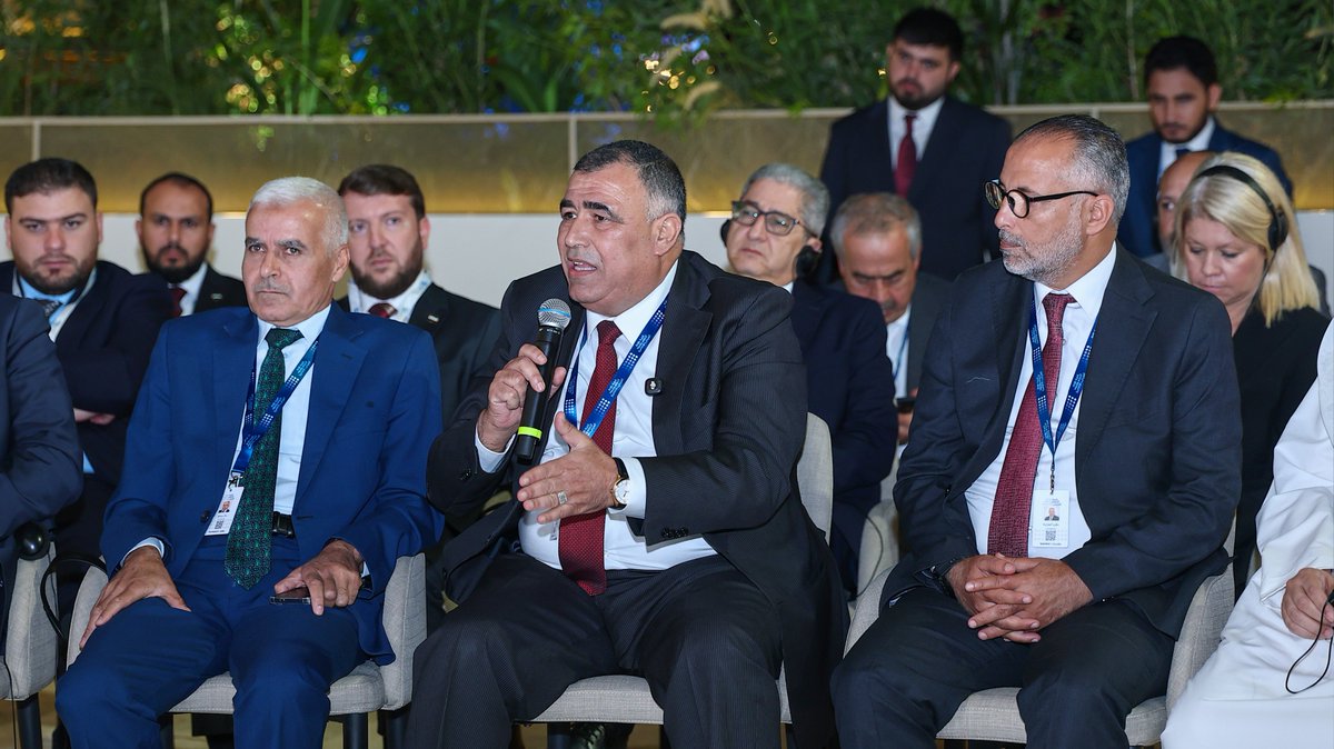 SyPresidency's tweet photo. التقى السيد الرئيس أحمد الشرع اليوم عددًا من رؤساء تحرير وسائل الإعلام العربية، في جلسة حوارية على هامش قمة الإعلام العربي 2026 في دبي، بحضور وزير الخارجية والمغتربين أسعد الشيباني.

وأجاب السيد الرئيس خلال الجلسة عن أسئلة الحضور حول مستجدات الأوضاع في سوريا والمنطقة، والعلاقات مع الدول العربية، إلى جانب الجهود الرامية إلى دعم الأمن والاستقرار والتنمية.

كما تطرّق إلى التجربة السورية والتحولات التي شهدتها البلاد، ودور الإعلام في مواكبتها، مؤكدًا أهمية نقل الحقائق بمصداقية ومسؤولية، وتقديم قراءة دقيقة ومتوازنة للأحداث تستند إلى المعلومات والبيانات.

#رئاسة_الجمهورية_العربية_السورية