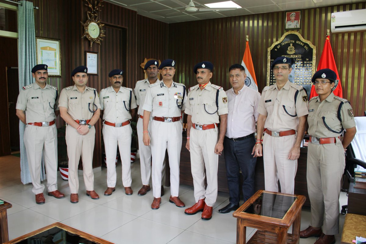 9BnSSB_INDIA's tweet photo. 09वीं वाहिनी SSB, बलरामपुर में आज 02 कार्मिकों को उच्चतर पद पर पदोन्नति प्रदान की गई,सहायक उप-निरीक्षक (सा) से उप-निरीक्षक (सा) एवं मुख्य आरक्षी (सा) से सहायक उप-निरीक्षक (सा)। पदोन्नत कार्मिकों को बधाई एवं नवीन दायित्वों के लिए शुभकामनाएँ दी गईं

#SSB_INDIA #SSBFTRLUCKNOW https://t.co/ElHFJhDbx5