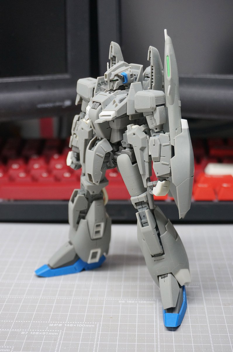 ns32v's tweet photo. Fusion/Fusion360製 MSA-006 Zplus
とりあえず見えるとこら～へんだけ、ザザっとコスって立たせてみたよ。クリアしてスミ入れしようかおもうたけど十分満ち足りた😤デジタル造形の自家製ガンプラ。今回はRESIONE製レジンを中心に印刷。自作混ぜ々レジンでの成形色、印刷してサポ取って組んだだけ😘 https://t.co/EoAW0vMzul