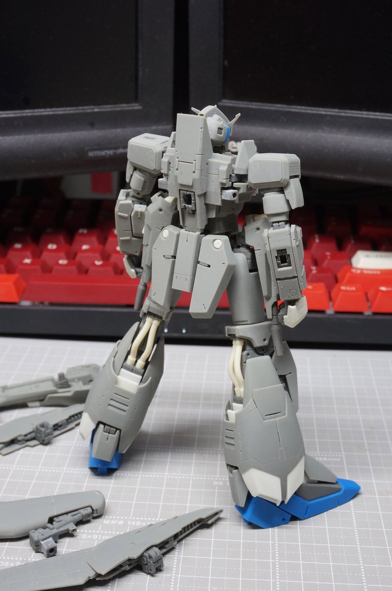 ns32v's tweet photo. Fusion/Fusion360製 MSA-006 Zplus
とりあえず見えるとこら～へんだけ、ザザっとコスって立たせてみたよ。クリアしてスミ入れしようかおもうたけど十分満ち足りた😤デジタル造形の自家製ガンプラ。今回はRESIONE製レジンを中心に印刷。自作混ぜ々レジンでの成形色、印刷してサポ取って組んだだけ😘 https://t.co/EoAW0vMzul