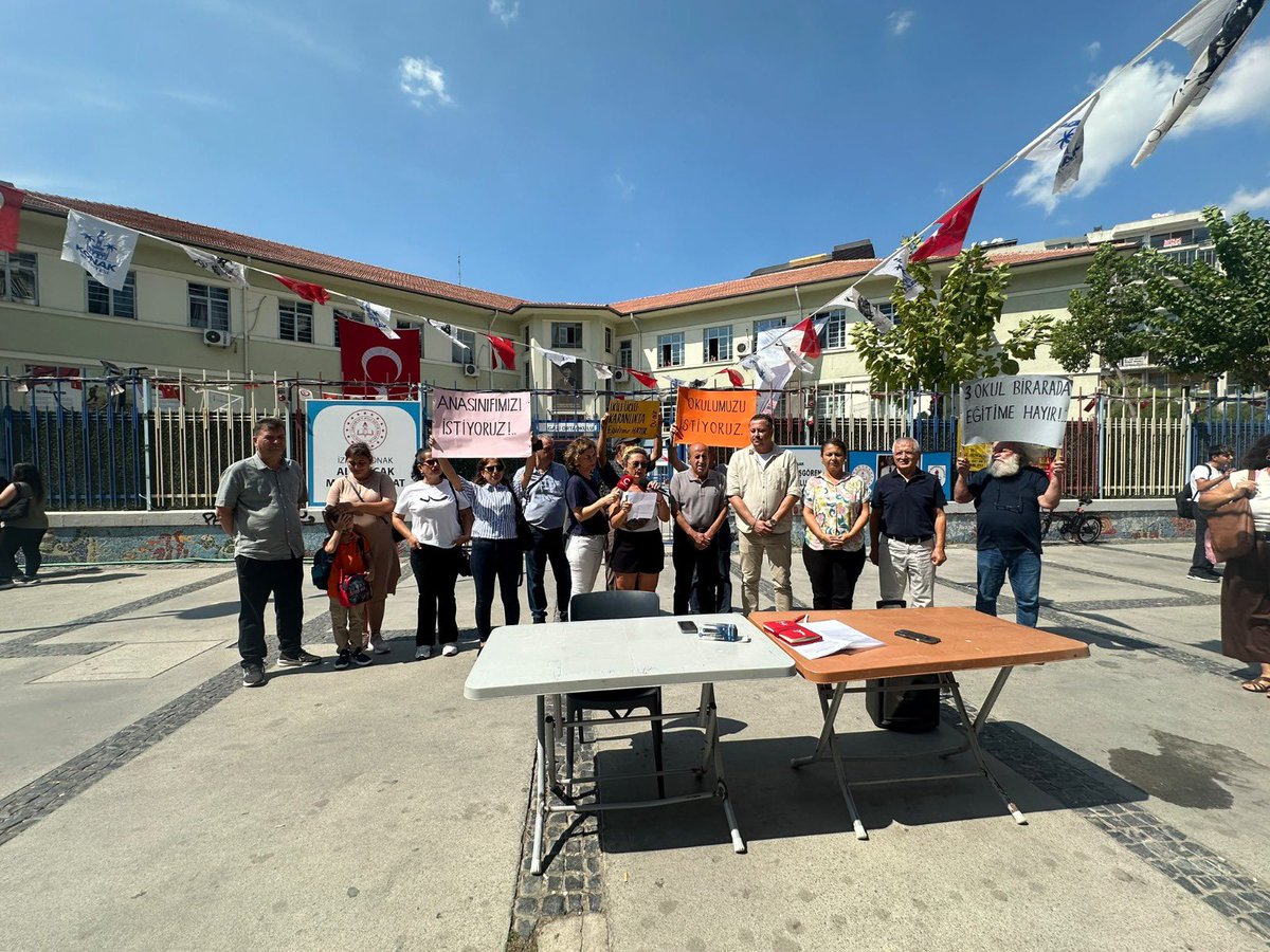 EgeKKB's tweet photo. 1- İzmir Konak’ta Salih İşgören İlkokulu’nun yıkılmasının üzerinden 3 yıl geçti. Ancak okulun yeniden yapımına hâlâ başlanmadı.
Bu gecikmenin bedelini ise çocuklarımız ödüyor.
📍 Salih İşgören İlkokulu öğrencileri
📍 Melih Özakat İlkokulu öğrencileri
📍 Gazi Ortaokulu öğrencileri https://t.co/mJ25I2L1qb