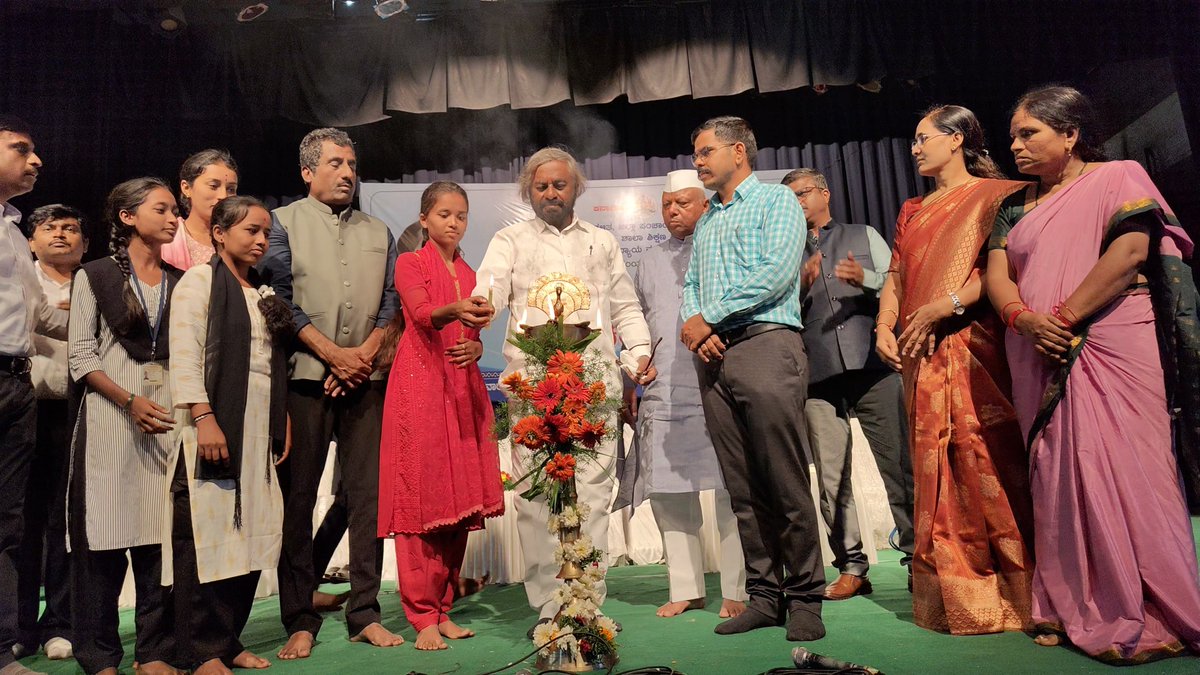 SWDGoK's tweet photo. ಬೀದರ್‌ನಲ್ಲಿ ಜಿಲ್ಲಾಡಳಿತ, ಜಿ.ಪಂ ಹಾಗ�� ಸಮಾಜ ಕಲ್ಯಾಣ ಇಲಾಖೆಯ ಸಂಯುಕ್ತಾಶ್ರಯದಲ್ಲಿ ಆಯೋಜಿಸಲಾಗಿದ್ದ ಅಂತಾರಾಷ್ಟ್ರೀಯ ಪ್ರಜಾಪ್ರಭುತ್ವ ದಿನ-2026 ಮತ್ತು ಯುವ ಸಂಸತ್ ಕಾರ್ಯಕ್ರಮಕ್ಕೆ ಸಚಿವರಾದ ಶ್ರೀ @eshwar_khandre ಅವರು ಬಾಬಾಸಾಹೇಬ್ ಅಂಬೇಡ್ಕರ್ ಅವರ ಭಾವಚಿತ್ರಕ್ಕೆ ಪುಷ್ಪ ನಮನ ಸಲ್ಲಿಸಿ ಚಾಲನೆ ನೀಡಿದರು.

#bidar https://t.co/ZfB9mnDE8a