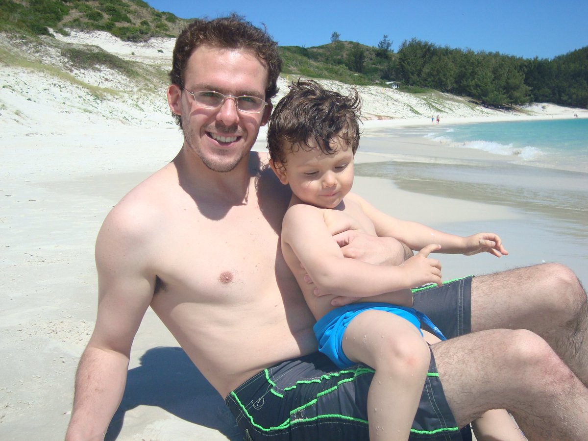 matiasblnc's tweet photo. Él es mi papá.

Siempre ha sido mi superhéroe.

Hoy lleva cerca de un año buscando trabajo en Mendoza (donde nació) o en Coquimbo (donde estamos sus hijos).

Quiero intentar usar esta comunidad para ayudarlo, como tantas veces él me ha ayudado.

Es Ingeniero Comercial y durante los últimos años trabajó como Jefe de Sucursal.

Si conocen una empresa, vacante o simplemente pueden compartir este post, significaría muchísimo para mí.

👇 Les dejo su CV y LinkedIn