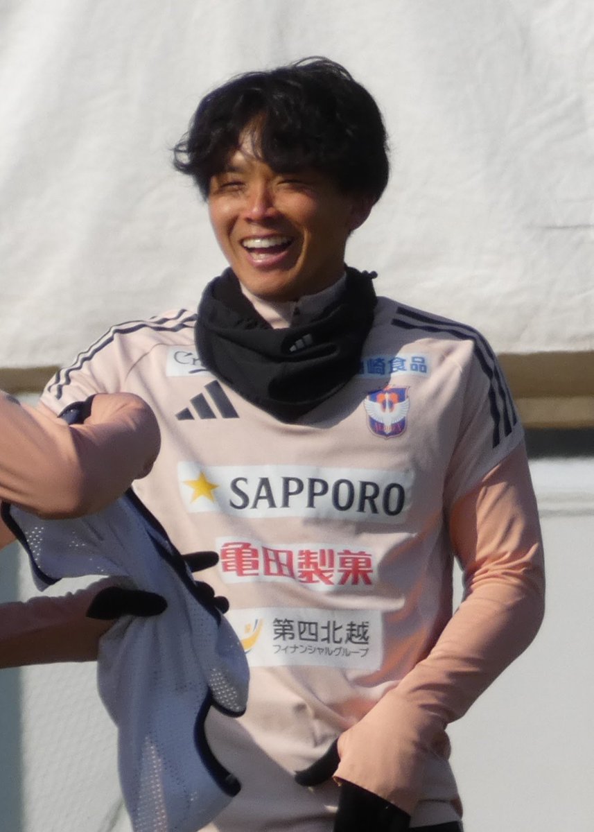 yu_ko32_00's tweet photo. サポの前ではクールだけど仲間といる時の笑顔が可愛い奏哉が大好きでした
6年もずっと頼りにしすぎちゃってごめんね
新潟でキャプテンマークが似合う男になってくれてありがとう！

また会える日を楽しみに、新潟は新潟でがんばります。いってらっしゃい。 https://t.co/qvEGPrcOo2