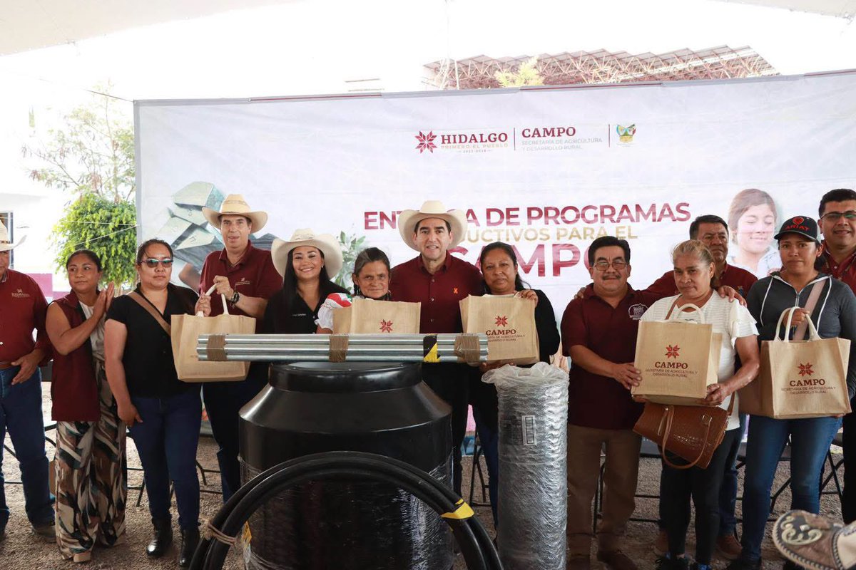 GlezNapoleon's tweet photo. Gira en Zimapán entregando apoyos agrícolas, ganaderos, avícolas y acuícolas para familias del campo en Zimapán, Jacala y Pacula. 🌾🐓🐟
Junto a presidentes de la región, refrendamos el compromiso del gobernador @juliomenchaca_ con el sector agropecuario. 
#ElHidalgoQueQueremos https://t.co/Nz3hOIqh6b