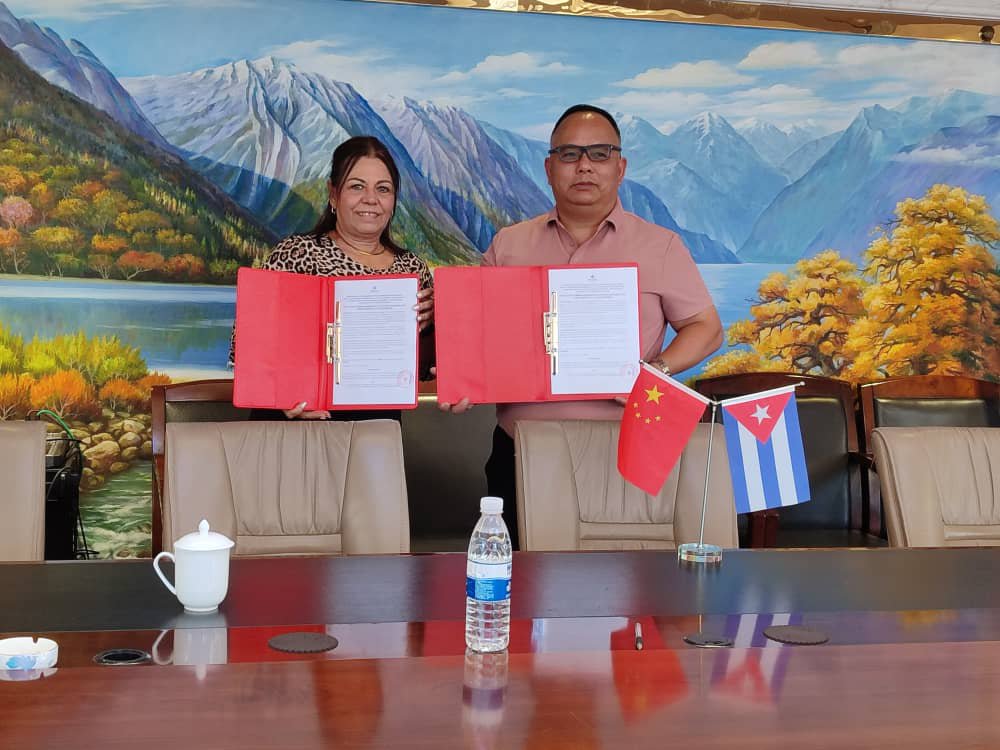 hisplacen's tweet photo. @hisplacen empresa de @BioCubaFarma firma con la compañía Guangxi Fukang de China, Memorándum de Entendimiento para la creación de Empresa Mixta para investigar, desarrollar, producir y comercializar productos derivados de la placenta humana. 
#Cuba
#CubaNoEstáSola 
#CubaVencerá https://t.co/FmoCXiBBgo