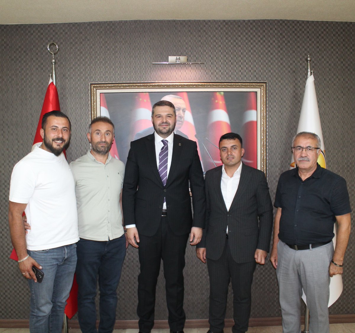AkKeciorenResmi's tweet photo. Yozgat İli Özükavak Belediye Başkanı Abdullah Gökçetürk ve beraberindeki heyet, İlçe Başkanımız Sayın Ömer Faruk İslam'a makamında nezaket ziyaretinde bulundular.

Nazik ziyaretlerinden dolayı kendilerine teşekkür ediyoruz.

@RTErdogan
@hakanhanozcan
@erhansarigol
@AkpartiAnkara
@omerfarukislam