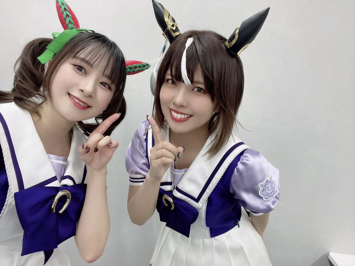 DApanda323's tweet photo. 妙技MCおいっす〜の方。
変顔レパートリー豊かすぎの方。
あたたかひだまりの方と髪飾りを再現し。
か弱い表情うますぎの方の隣で苦手そうな我。
#ウマ娘 https://t.co/L4M2H8RBkr
