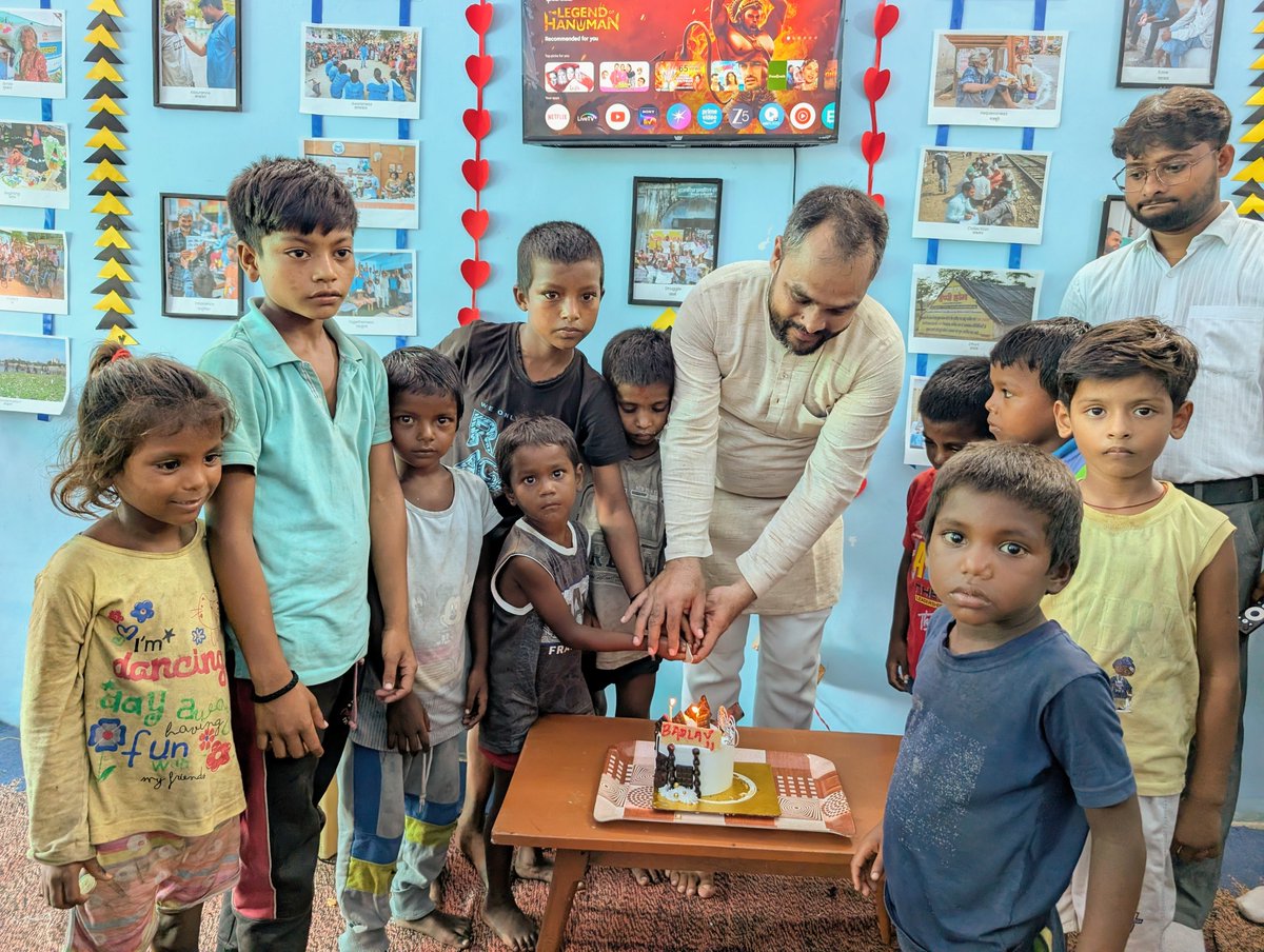 Badlavindia_org's tweet photo. 11 years. Hundreds of journeys. Countless stories of change

Badlav @ 11 celebrates resilience, dignity and new beginnings. Today, we honoured 11 companions who chose to rebuild their lives through work, skills and opportunity

Here’s to many more stories of change💛

#BadlavAt11 https://t.co/PSLGRccmcu