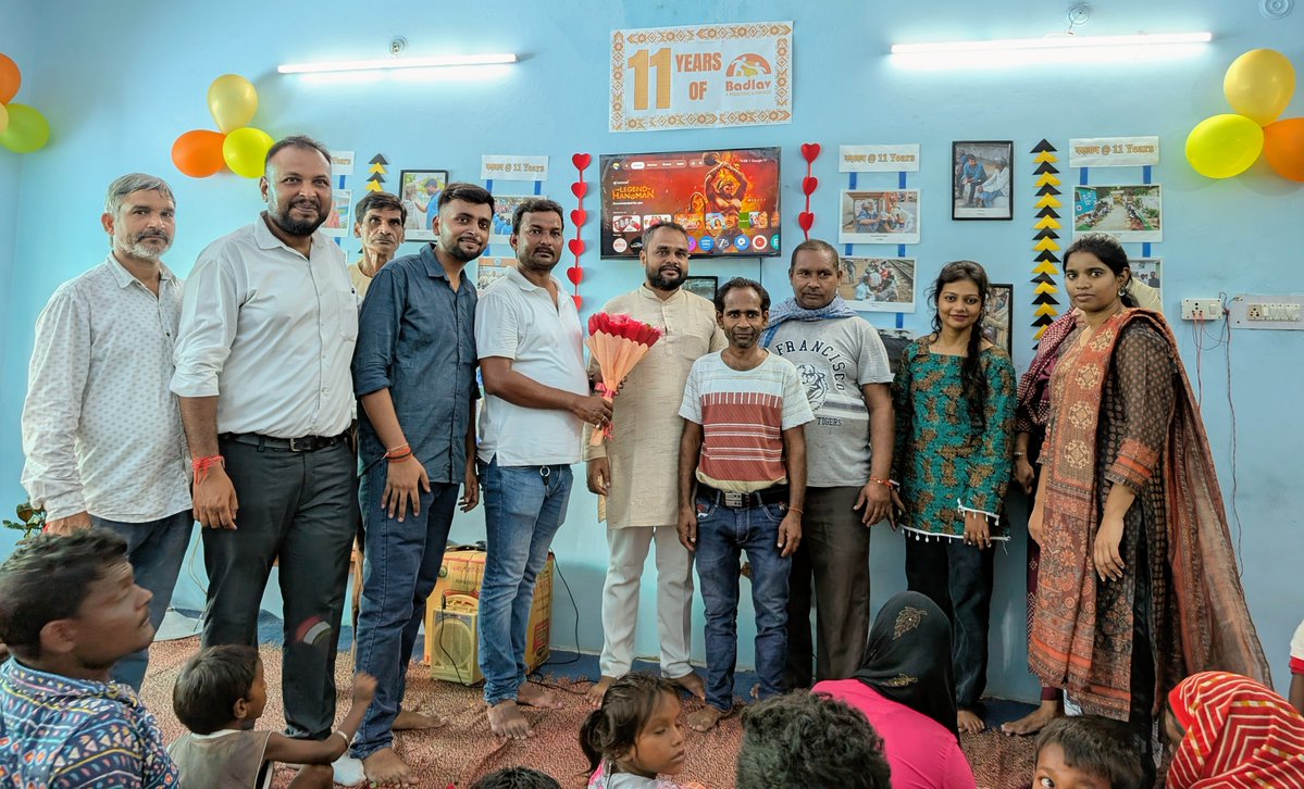 Badlavindia_org's tweet photo. 11 years. Hundreds of journeys. Countless stories of change

Badlav @ 11 celebrates resilience, dignity and new beginnings. Today, we honoured 11 companions who chose to rebuild their lives through work, skills and opportunity

Here’s to many more stories of change💛

#BadlavAt11 https://t.co/PSLGRccmcu