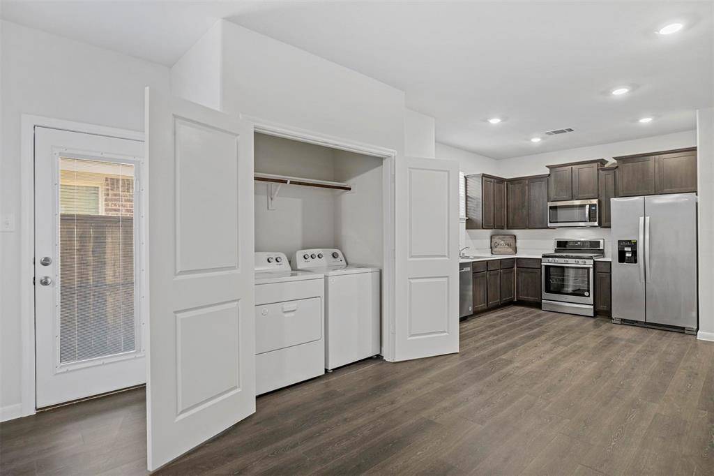 GuyDFWRealtor's tweet photo. For rent in Denison: like-new 3-bed, 2.5-bath home with a game room and greenspace backdrop—$2,100.
https://t.co/mUcteQaxvK https://t.co/CynyMIW68h