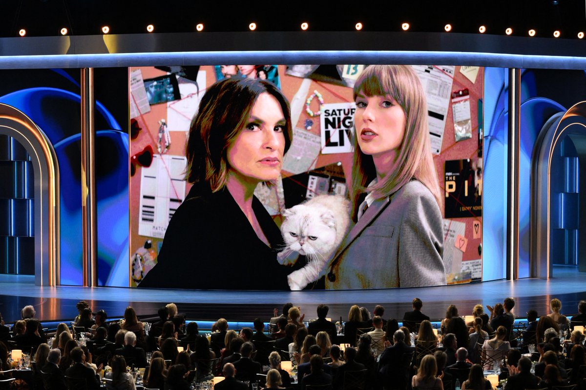 trendybonnets's tweet photo. During her #Fearless, #SpeakNow, and #Rederas, the tabloid media became obsessed with her #lovelife.Making her an easy #Target for late-night talk show hosts, award show monologues, and internet memes
#taylorswift #Swifties
#Trendybonnets by #queenbee #itsBambii 👑🐝 https://t.co/tBNP3l6Rf4