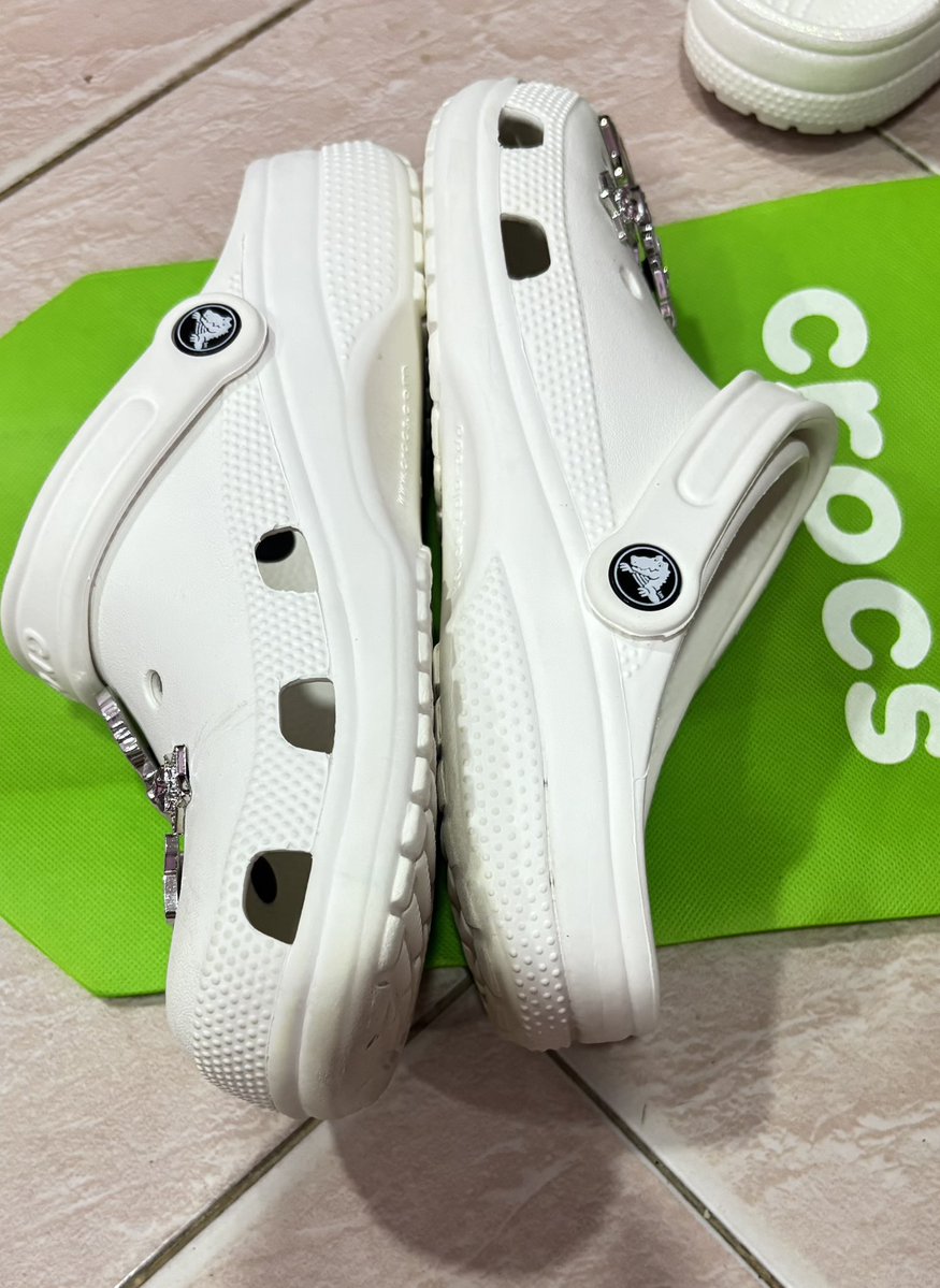 StepStoryl2's tweet photo. 𓂂 ส่งต่อ CROCS Classic 540.-  ขาว 💕
Size M7W9(40) สภาพ 80% 🌟 มือสองของแท้
📍ของแท้ เพิ่มเติม dm แถมจิ๊บบิท  🎀
ตำหนิ ร่องรอยการใช้งานทั่วไป
🪽 ค่าส่ง35.-พท.ห่างไกลบวกเพิ่ม 30.-♥️♥️

#ส่งต่อเสื้อผ้า #ส่งต่อเสื้อผ้ามือสอง #ส่งต่อ #ส่งต่อfeelfree #เสื้อผ้ามือสอง #โล๊ะตู้ #โล๊ะตู้เสื้อผ้า #ส่งต่อstylist #ส่งต่อcintage #ส่งต่อvghbkk #ส่งต่อduex #maison #รองเท้ามือสอง #ส่งต่อcrocs 
#ส่งต่อรองเท้าcrocs #ส่งต่อรองเท้ามือสอง