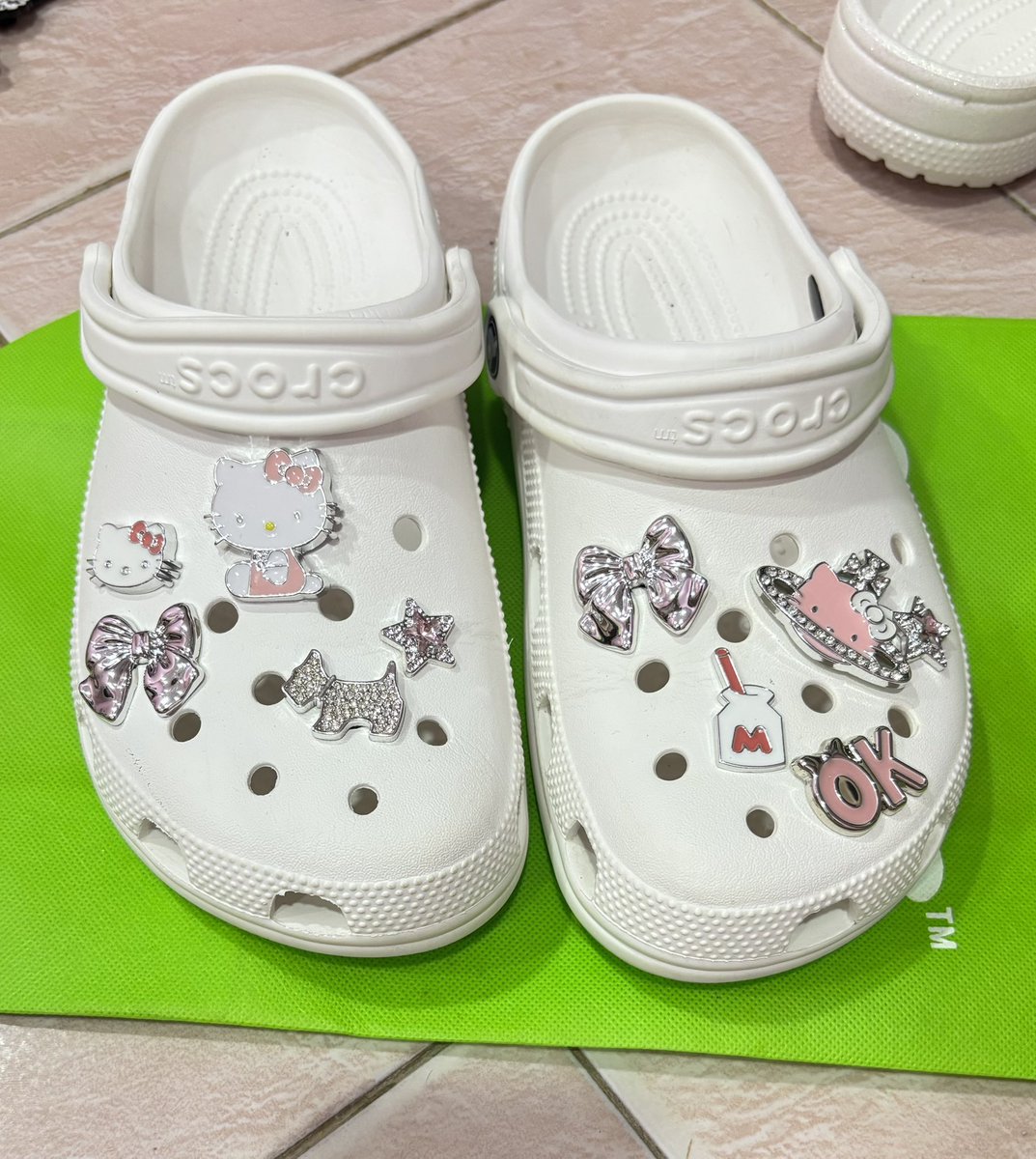 StepStoryl2's tweet photo. 𓂂 ส่งต่อ CROCS Classic 540.-  ขาว 💕
Size M7W9(40) สภาพ 80% 🌟 มือสองของแท้
📍ของแท้ เพิ่มเติม dm แถมจิ๊บบิท  🎀
ตำหนิ ร่องรอยการใช้งานทั่วไป
🪽 ค่าส่ง35.-พท.ห่างไกลบวกเพิ่ม 30.-♥️♥️

#ส่งต่อเสื้อผ้า #ส่งต่อเสื้อผ้ามือสอง #ส่งต่อ #ส่งต่อfeelfree #เสื้อผ้ามือสอง #โล๊ะตู้ #โล๊ะตู้เสื้อผ้า #ส่งต่อstylist #ส่งต่อcintage #ส่งต่อvghbkk #ส่งต่อduex #maison #รองเท้ามือสอง #ส่งต่อcrocs 
#ส่งต่อรองเท้าcrocs #ส่งต่อรองเท้ามือสอง