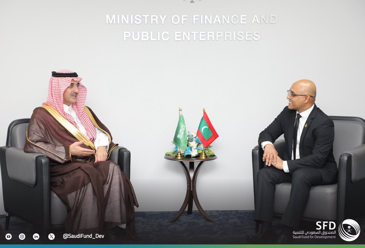 SaudiFund_Dev's tweet photo. #المالديف | استقبل معالي وزير المالية السيد حسن زرير، ومعالي وزيرة الخارجية في جمهورية المالديف السيدة إيروثيشام آدم، سعادة الرئيس التنفيذي لـ #الصندوق_السعودي_للتنمية أ.سلطان المرشد، بحضور سعادة سفير خادم الحرمين الشريفين لدى جمهورية المالديف أ.يحيى القحطاني. وجرى خلال اللقاء؛ مناقشة المشاريع التنموية التي يموّلها الصندوق في المالديف، وبحث سبل تعزيز التعاون التنموي في القطاعات الإنمائية بين الجانبين.

#نزدهر_معًا