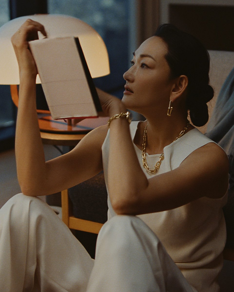 TiffanyAndCo's tweet photo. House ambassador Ai Tominaga wears the signature 18k gold links of HardWear by Tiffany—a bold symbol of the strength we find within. #TiffanyAndCo

Discover more: https://t.co/xQghPPQ4bu https://t.co/etbJ5PDH6S