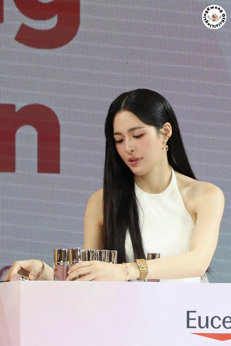 lingling_fans's tweet photo. มุมไหนก็สวย วันนี้พี่หลิงสวยมาก สวยที่สุดในโลกเลย

1️⃣🎁 City Muse Scarf | Fawn Brown
ขอบคุณผู้สนับสนุนใจดีคุณ okyoyo42

EUCERIN SPOTLESS WITH LINGLING 
#EucerinNO1BrighteningCelebrationXLingLing 
#Linglingkwong‌ #หลิงหลิงคอง‌ 
@linglingsirilak @EucerinThailand https://t.co/Hd90Avldam
