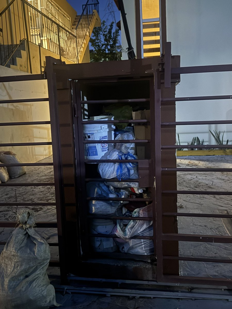 Angielora's tweet photo. Continuamos con el grave problema en la C/ B, del N. Amanecer en la Aut. San Isidro, 14 días sin pasar el camión de la basura, nos invaden las plagas, con las lluvias, PELIGRO SANITARIO. 
@dioastacio @Alcaldiasde_ @alcaldiasde @AmbienteRD @Aseourbanoadn #aseourbano #Denuncias https://t.co/S2uWARnaX2