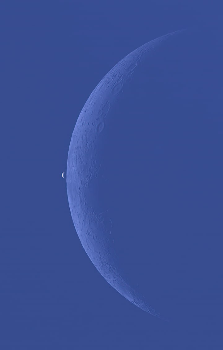 konstructivizm's tweet photo. Yesterday’s close approach of Venus and the Moon 🌙

Thierry Legault captured two crescents in the daytime sky over Le Mans, France.

🪐 https://t.co/fdMjG4wBbo