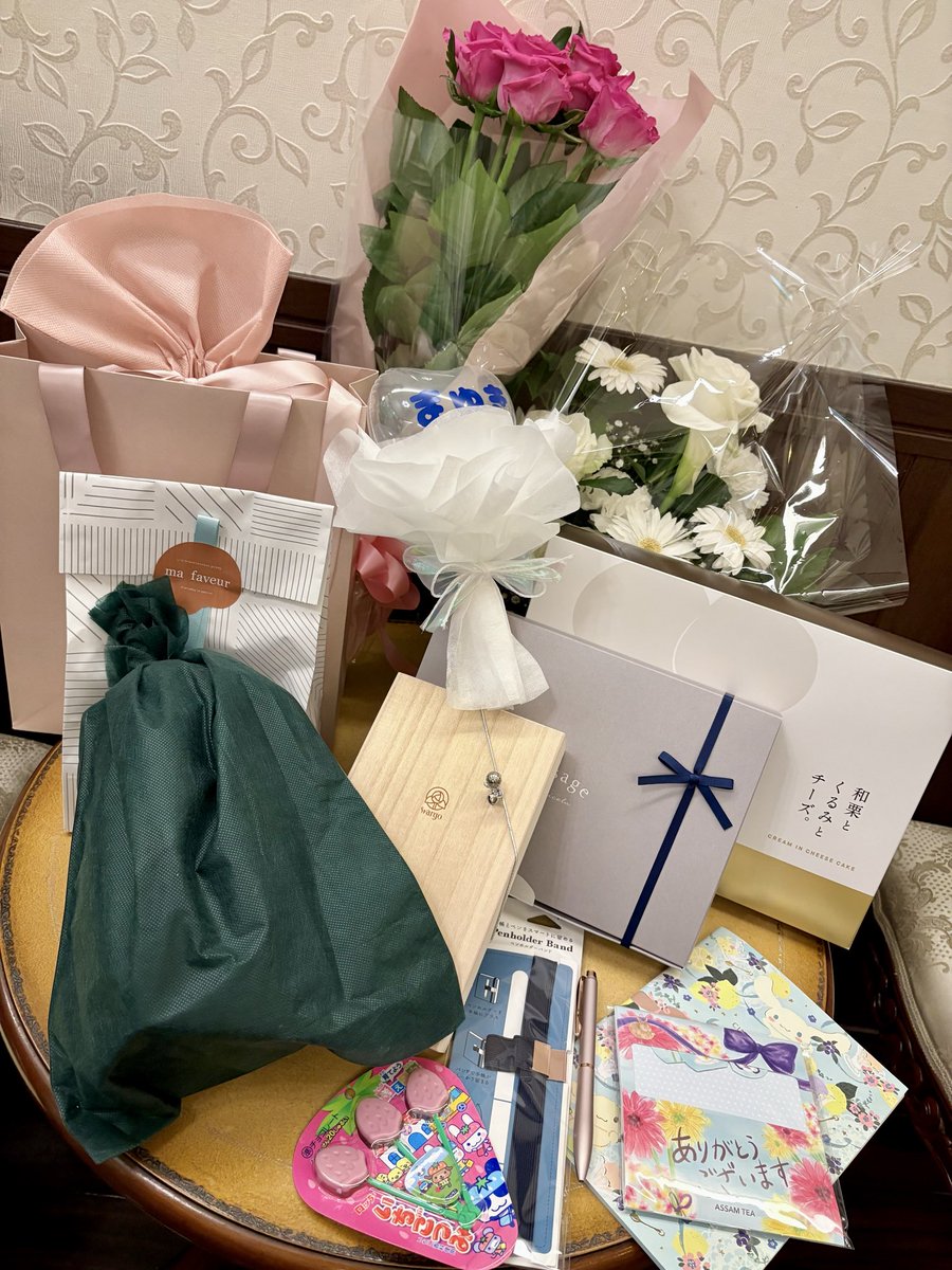 mayuki_maileaf's tweet photo. 私のことを想い選んでくださったことが分かる素敵な贈り物や、沢山の想いを綴ってくださったお手紙は、一生の宝物にございます。

看板を描いてくれたリノとノノカ、大変美味しく可愛らしいお食事を作ってくださった妖精さん方もありがとうございました。
 #マユキのお茶会_雪解け https://t.co/p7yoqnVv0K