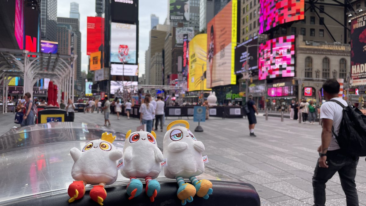 ppp_anime_PR's tweet photo. 「#ポップパップポルターズ 」の
NY旅行🗽✈

きれいな景色や
おいしい食べ物がいっぱい🍹

TVアニメは10月4日よりテレビ朝日にて
毎週日曜10時～放送スタート📺 https://t.co/xAWoaVz4ew