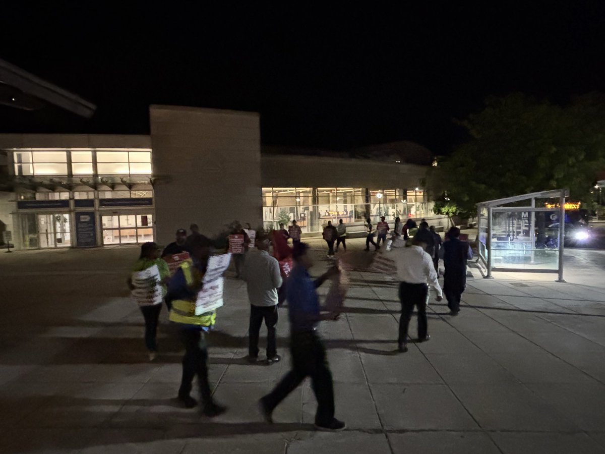 ATULocal689's tweet photo. AMC shuttle drivers at NIH held a practice picket today. Workers have been without a contract for months and the negotiations have dragged on. Now the company is threatening to take back benefits workers earned in past contracts! Enough is enough! #ATU689FairContracts https://t.co/GKppV9fAOX