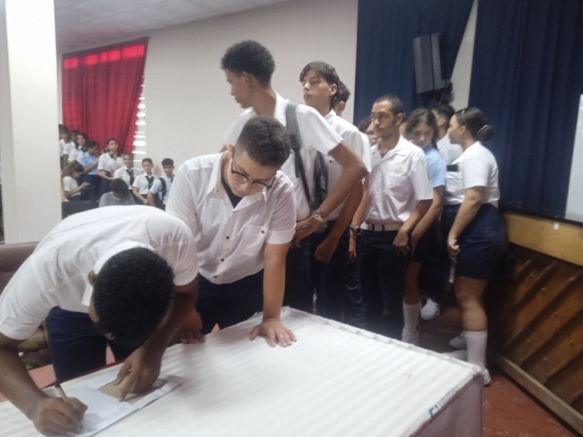 amp_journalist's tweet photo. En el centro mixto Raúl Corrales, estudiantes de formación pedagógica y del Instituto Preuniversitario Vocacional de Ciencias Exactas de #CiegodeAvila , formalizaron su ingreso a la #FEEM, en un acto de continuidad histórica.

@rocdecubano @JHGcasanova @alboradacubana @filiclary https://t.co/kTaqRuSvo1