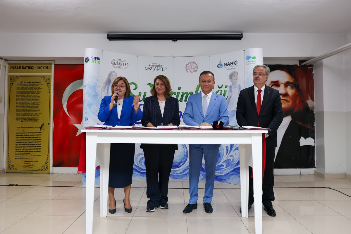 GaziantepBeld's tweet photo. Geleceğimiz için suyu koruyoruz!

Gaziantep’te çocuklarımızın küçük yaşlardan itibaren suyu bilinçli kullanmayı öğrenmesi, tasarruf alışkanlığı kazanması ve çevre bilincinin güçlenmesi için “Su Verimliliği Seferberliği”ni başlatıyoruz.

Gaziantep Valiliği, İl Milli Eğitim Müdürlüğü, Gaziantep Büyükşehir Belediyemiz ve GASKİ iş birliğiyle imzaladığımız protokol kapsamında il genelindeki ilkokul ve ortaokullarda yıl boyunca su verimliliği ve su okuryazarlığı eğitimleri düzenleyeceğiz.

💧 Su ayak izimizi ölçecek,
🌱 Tasarruf alışkanlıklarını küçük yaşta kazandıracak,
🔬 Bilim merkezimizde uygulamalı eğitimlerle suyun yolculuğunu keşfedeceğiz.

Dönem sonunda en yüksek su tasarrufunu sağlayan ilk üç okulumuzu da ödüllendireceğiz.

Çünkü su hayattır. Geleceğimizi korumak, bugün suyumuzu korumakla başlar. 💧🌱

@GaskiKurumsal