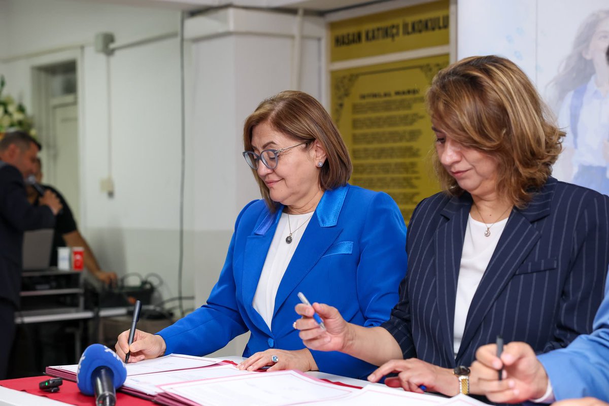 GaziantepBeld's tweet photo. Geleceğimiz için suyu koruyoruz!

Gaziantep’te çocuklarımızın küçük yaşlardan itibaren suyu bilinçli kullanmayı öğrenmesi, tasarruf alışkanlığı kazanması ve çevre bilincinin güçlenmesi için “Su Verimliliği Seferberliği”ni başlatıyoruz.

Gaziantep Valiliği, İl Milli Eğitim Müdürlüğü, Gaziantep Büyükşehir Belediyemiz ve GASKİ iş birliğiyle imzaladığımız protokol kapsamında il genelindeki ilkokul ve ortaokullarda yıl boyunca su verimliliği ve su okuryazarlığı eğitimleri düzenleyeceğiz.

💧 Su ayak izimizi ölçecek,
🌱 Tasarruf alışkanlıklarını küçük yaşta kazandıracak,
🔬 Bilim merkezimizde uygulamalı eğitimlerle suyun yolculuğunu keşfedeceğiz.

Dönem sonunda en yüksek su tasarrufunu sağlayan ilk üç okulumuzu da ödüllendireceğiz.

Çünkü su hayattır. Geleceğimizi korumak, bugün suyumuzu korumakla başlar. 💧🌱

@GaskiKurumsal