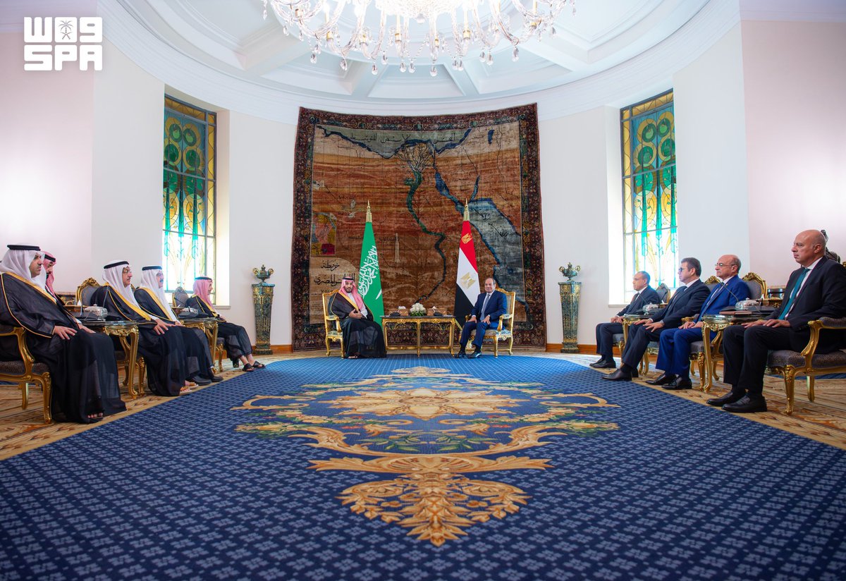 KSAMOFA's tweet photo. سمو #ولي_العهد يلتقي الرئيس المصري ويعقدان لقاءً ثنائيًا وجلسة مباحثات موسعة، استعرضا خلالها العلاقات الثنائية الإستراتيجية بين البلدين الشقيقين والسبل الكفيلة بتطويرها في مختلف المجالات، إلى جانب بحث عدد من الموضوعات على الساحتين العربية والإسلامية، وتطورات الأحداث في منطقة الشرق الأوسط، خاصة مناقشة الملفات المتعلقة بأمن واستقرار المنطقة بما يشمل أمن وحرية الملاحة البحرية وتنسيق الجهود بشأنها.