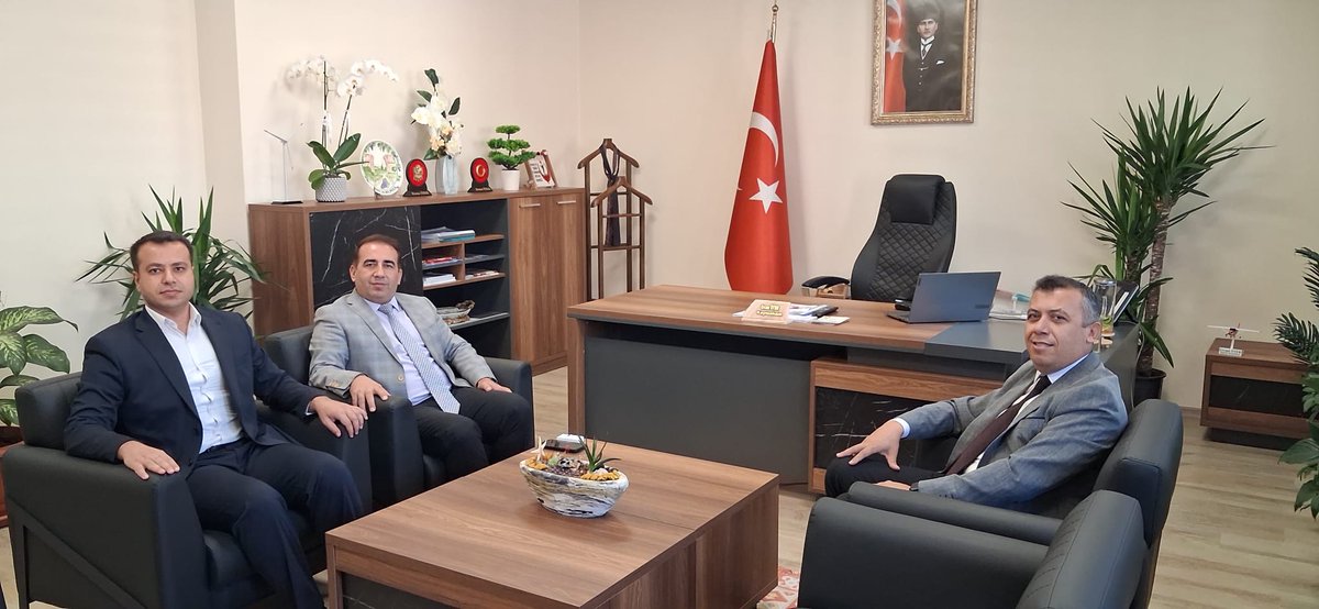 TC_alasehir's tweet photo. Demirci Kaymakamı Sayın Fatih BAYRAM ve Köprübaşı Kaymakamı Sayın Bilal DOĞAN, Kaymakamımızı makamında ziyaret ettiler. https://t.co/z69E8uOT2e