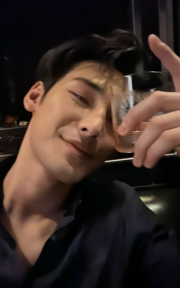MulliUso's tweet photo. : ไหนบอกว่าไม่ดื่มไง

: ถ้าดื่มแล้วได้อยู่กับคุณทั้งคืน สักแก้วก็พอไหวอยู่ล่ะมั้งครับ https://t.co/9hJbOOc1qw