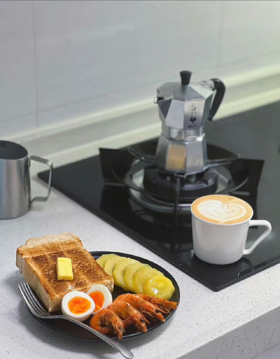 LucinaSublg27's tweet photo. Waking up to the smell of my own bread and a cozy sunny kitchen now beats rushing to catch the noisy subway every weekday morning. Small shifts make big daily joys. https://t.co/1zKiCqrq9O