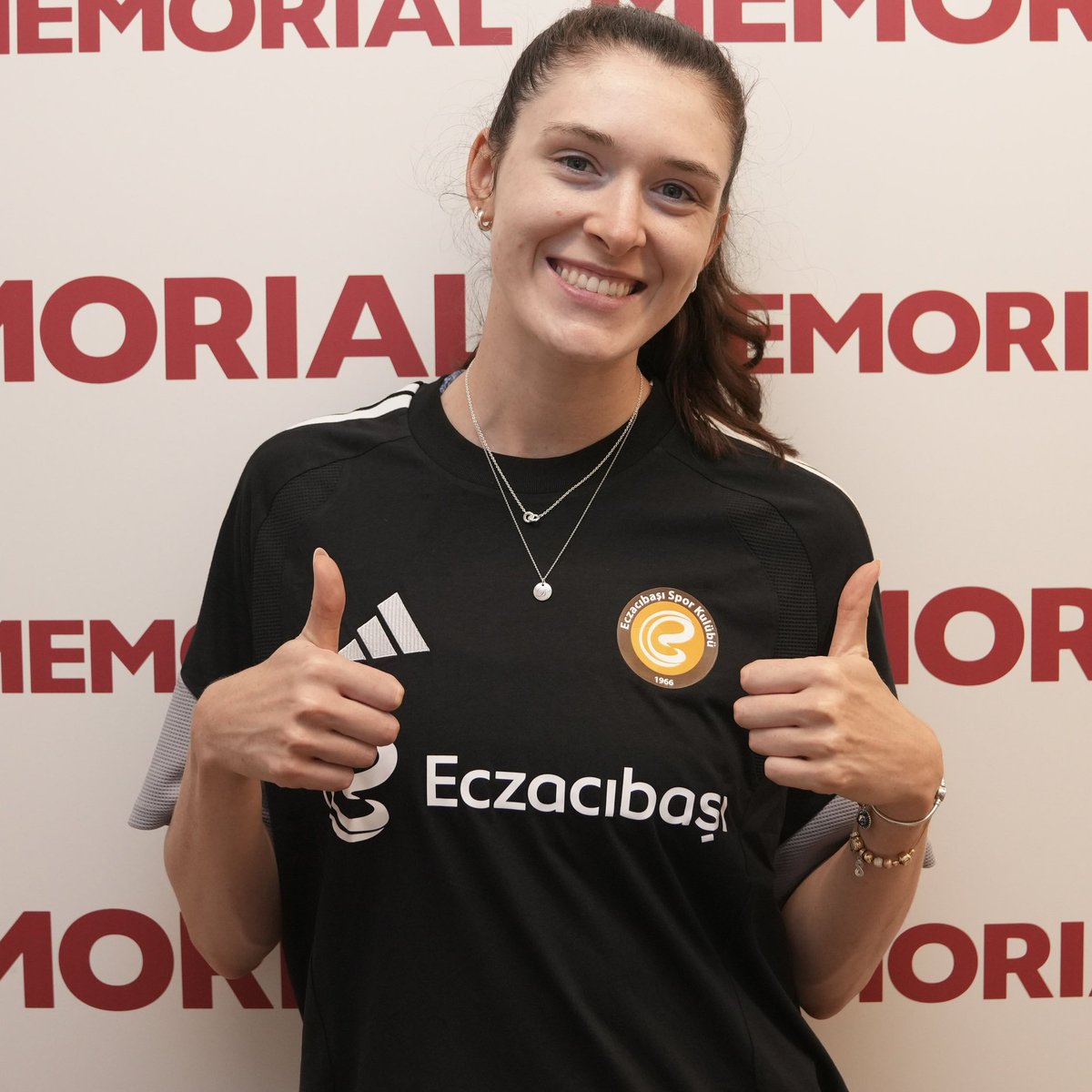 gibbybaris's tweet photo. 🟠 Mayu Ishikawa, Aleksandra Uzelac, Camilla Weitzel ve Dana Rettke

🩺 Eczacıbaşı ile yeni sezon hazırlıkları öncesinde sağlık kontrollerinden geçti https://t.co/IWGSdYVEhq