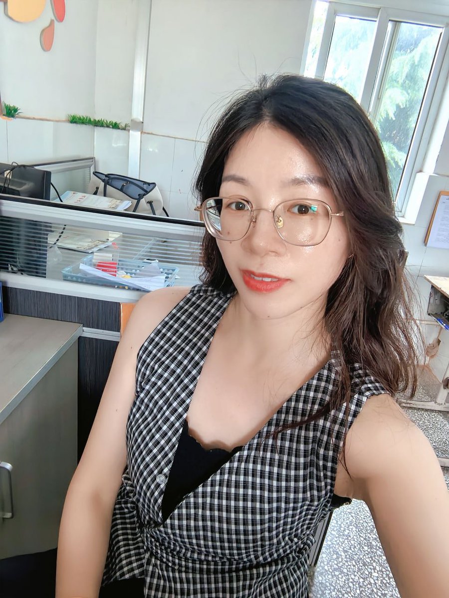 AngelaG85059945's tweet photo. 刚下课，眼镜还在，格子衫也没换。
白天正经，私下只想找个不介入彼此家庭的人。  反差可以有，越线不行。 https://t.co/6csXegV8HJ