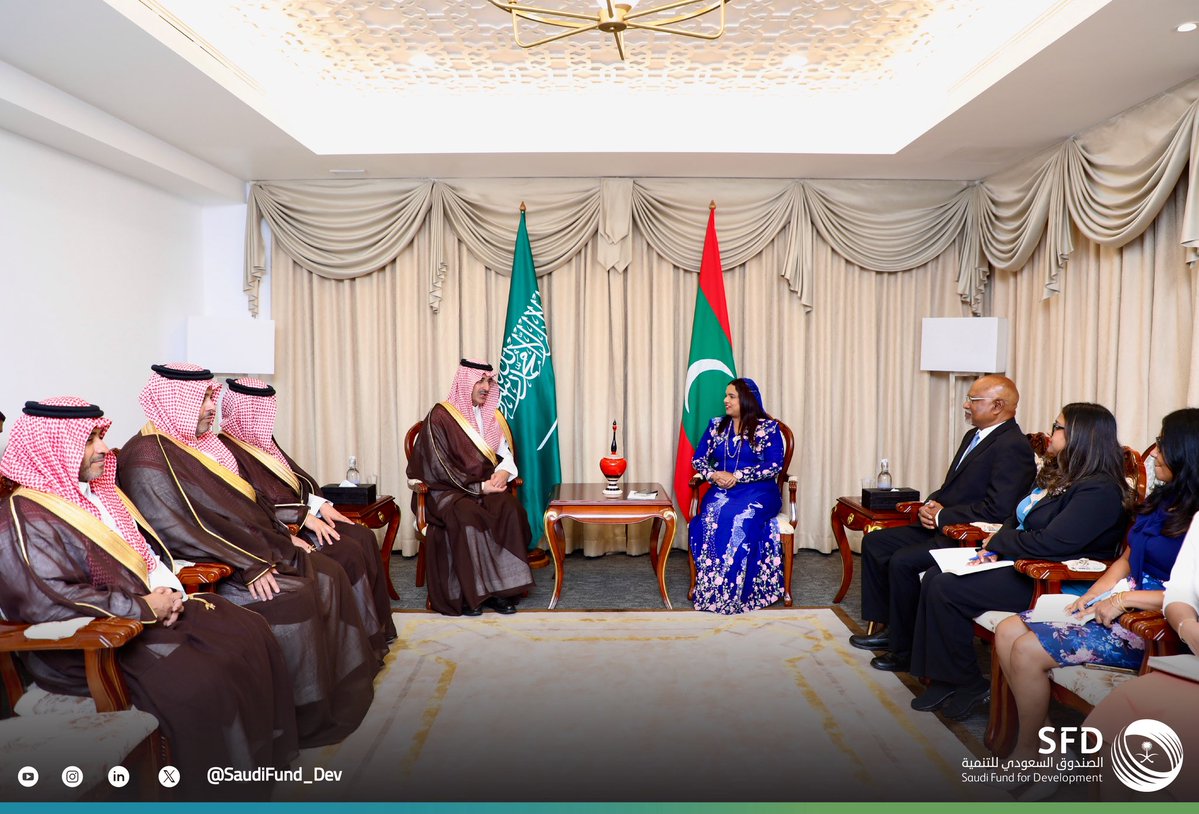 SaudiFund_Dev's tweet photo. #Maldives | Minister of Finance and Public Enterprises H.E. Hassan Zareer @Finance_Min_MV and Minister of Foreign Affairs H.E. Iruthisham Adam @IruthishamAdam of the Republic of Maldives received #SFD CEO, Mr. Sultan Al-Marshad, in the presence of the Ambassador of the Kingdom of Saudi Arabia to the Maldives Mr. Yahya Al-Qahtani. The meeting discussed SFD-funded development projects in the Maldives and ways to enhance development cooperation across key sectors between the two sides.

#ProsperTogether