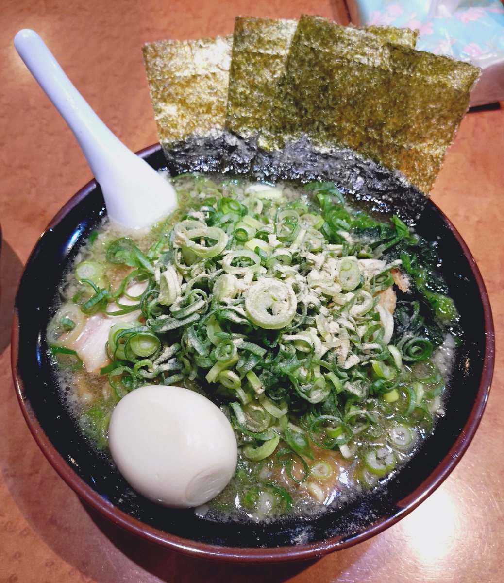 chestnut_melon's tweet photo. よこはま軒 三川店
東京ねぎチャーシューメン 味玉
1,600円

三川店は初めてかも。種類の多いメニューを券売機で選ぶのは何か慣れなかったですね〜。悩みましたが、今回は家系＋背脂の東京から、個人的に好きなねぎラーメンを豪華トッピング。ねぎのスパイスも相まって、旨かった！
#ラーメン #三川町 https://t.co/CflT7y2XBy
