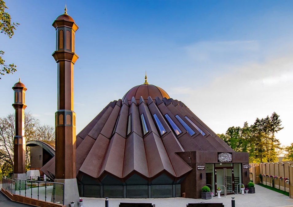MubarakMosqueUK's tweet photo. There’s no need to jump our fences or scale our gates! 🧗 

If you’d like to visit the @mubarakmosqueuk we would love to have you!

Come in for a cuppa ☕️, a guided tour &amp; a chat. 

Interested? Get in touch!

Our doors are open 🤝 https://t.co/yY9rqStj3Y