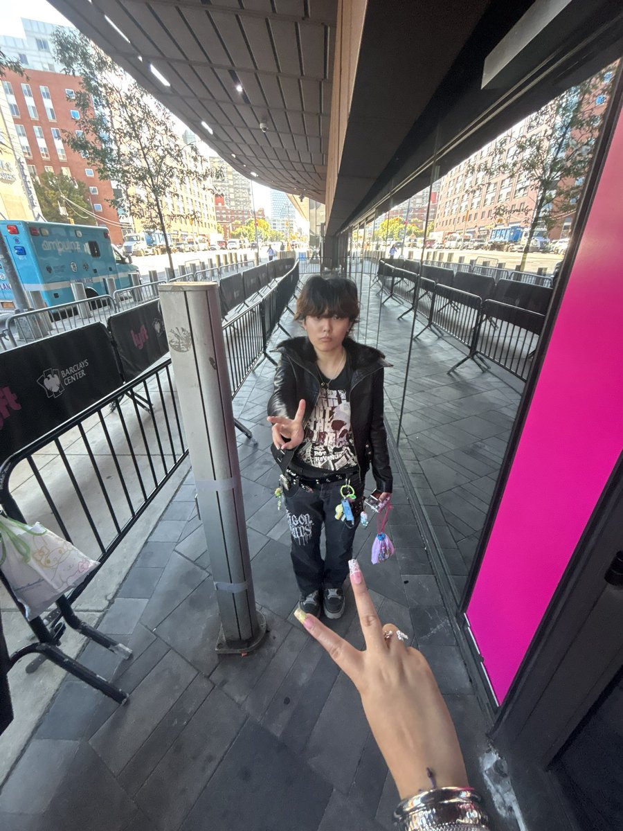 evescores's tweet photo. Let’s be early to ga barricade with mama #charlixcx #MFFtour https://t.co/yR10VUYGV4