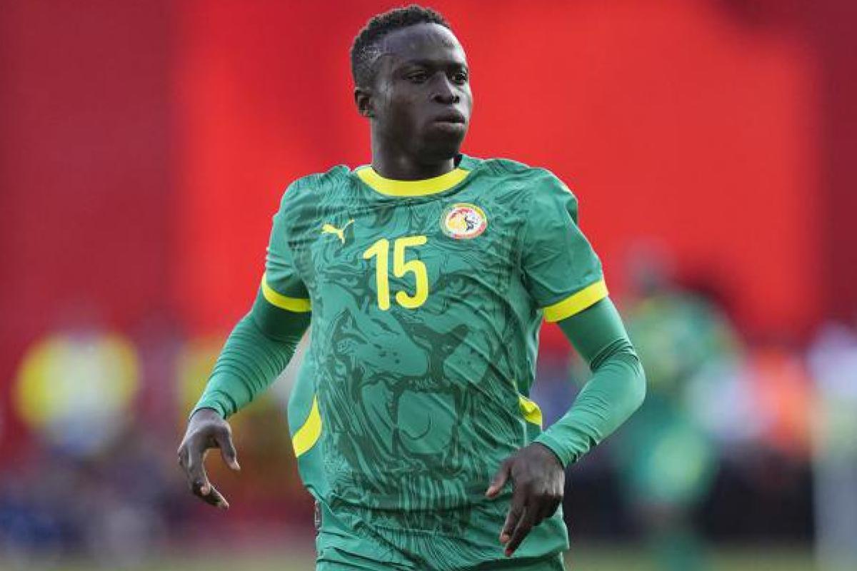 Romain_Molina's tweet photo. La gestion de carrière de Krépin Diatta cet été mérite un focus : comment l'international sénégalais 🇸🇳 peut se retrouver encore sans club mi-septembre ?

Les demandes de ses agents (The Team, ex-Wasserman avec Thierno Seydi notamment, les anciens représentants de Lamine Camara) étaient très hautes en début de mercato, probablement trop, et beaucoup d'autres intermédiaires ont commencé à proposer le joueur partout dès qu'ils entendaient qu'un club cherchait un latéral droit...

Cela a compliqué le dossier mais tout de même : vu la pénurie de bons latéraux, c'est une énorme faute de le voir sans club mi-septembre