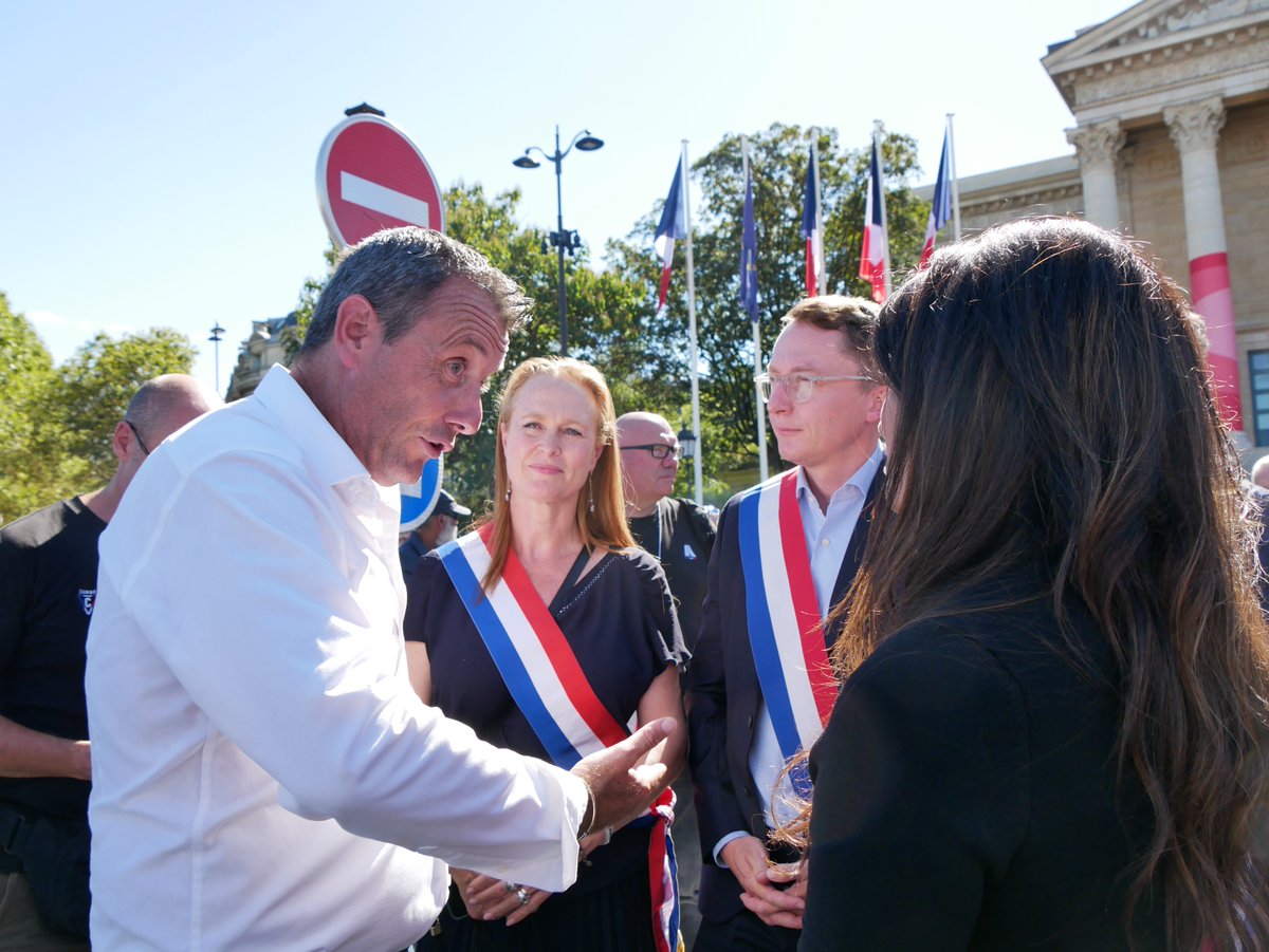 VSpillebout's tweet photo. 👮‍♂️ Aux côtés de mes collègues @DeputesEnsemble, je suis allée soutenir les forces de l’ordre mobilisées devant l’Assemblée nationale.

Leurs attentes sont claires : davantage de moyens pour enquêter, des outils modernisés, un meilleur traitement des plaintes, des métiers plus attractifs et une juste reconnaissance de leur engagement, notamment à travers les salaires et les primes de risque.

Des sujets très concrets sur lesquels nous serons pleinement mobilisés lors de l’examen du prochain budget.